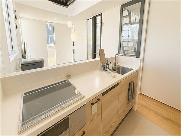 IHのシステムキッチ。お部屋が暑くなりにくく、掃除もしやすいです！　※家具消し加工をしています。（2025年9月27日撮影）