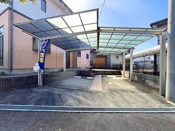 玄関側駐車場には屋根があります。駐車場は2カ所あり玄関側に2台、南側に2台の計4台停められます（2026年3月5日　撮影）