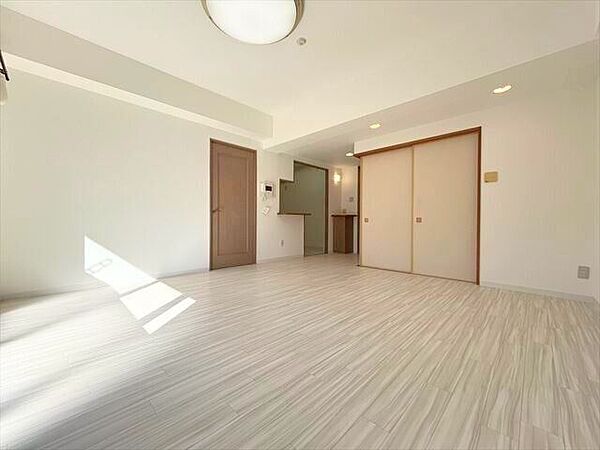自然と家族が集まってくる、ゆったりとくつろげる広々リビング。（2025年11月23日　撮影）