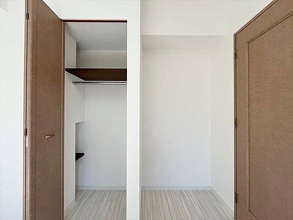 リビング横5.6帖洋室、ハンガーパイプや枕棚があらかじめついているので、サッと片づける事が出来ます！（2025年11月23日　撮影）