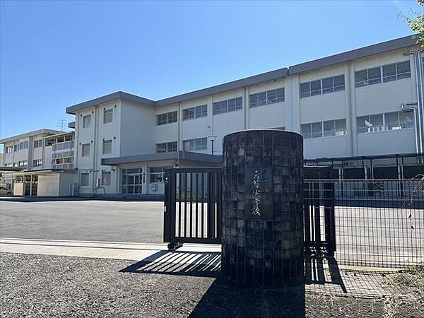 四日市市立常磐中学校地域の皆様から信頼される魅力ある学校、「笑顔あふれ、共に創りあげる学校」を目指している昭和48年開校の学校 2420m