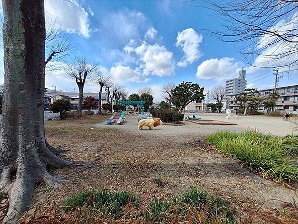 久保田公園シーソー、ブランコ、砂場があり、小さな子も楽しむことができます。公園全体が低めのフェンスで覆われているので、急な子どもの飛び出しなども安心です。 740m