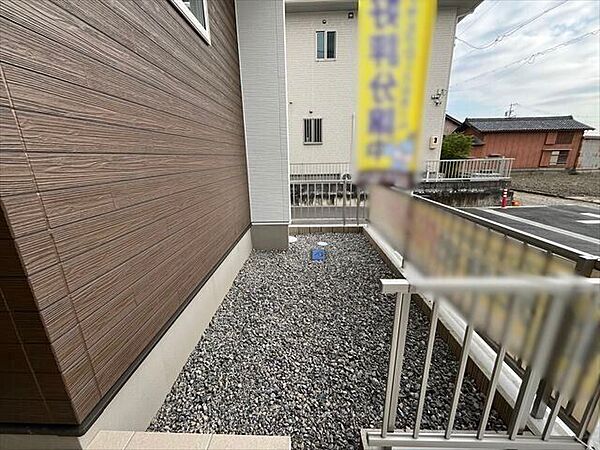 草花や家庭菜園を楽しめる、ガーデニングにぴったりなお庭です。休日に土いじりを楽しむ時間も増えそうですね。（2025年11月27日　撮影）