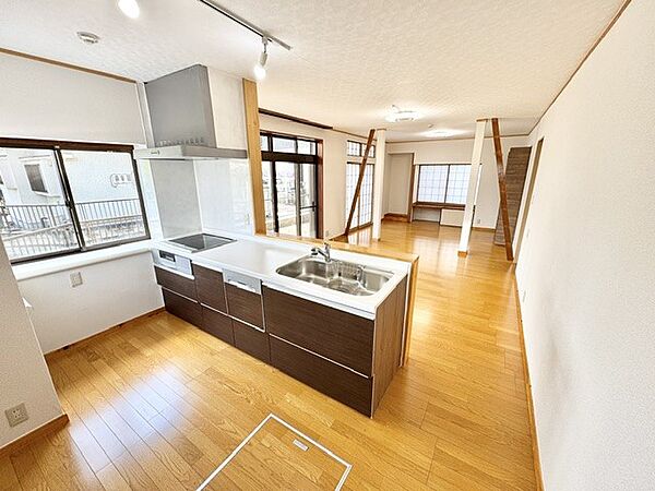 ◆キッチン（リフォーム後）｜窓から光が入る、明るいキッチン♪