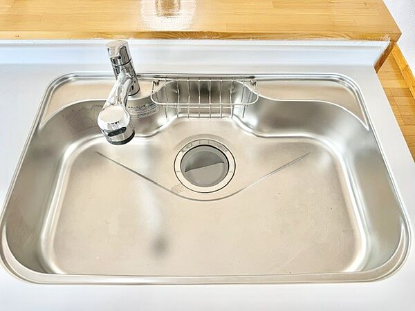 【設備】間口の広いシンクなので家族の使った食器がまとめて置けます。スポンジ・洗剤置きも備え付け。  詳しくはスタッフへお問い合わせください。