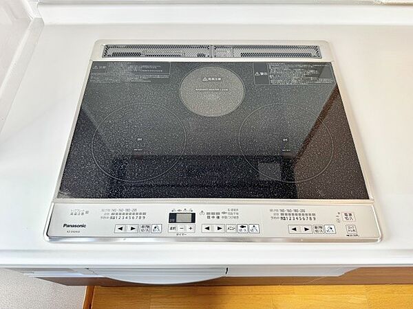 【設備】同時調理が可能な3口IH。ご飯の支度が時短になります。  詳しくはスタッフへお問い合わせください。