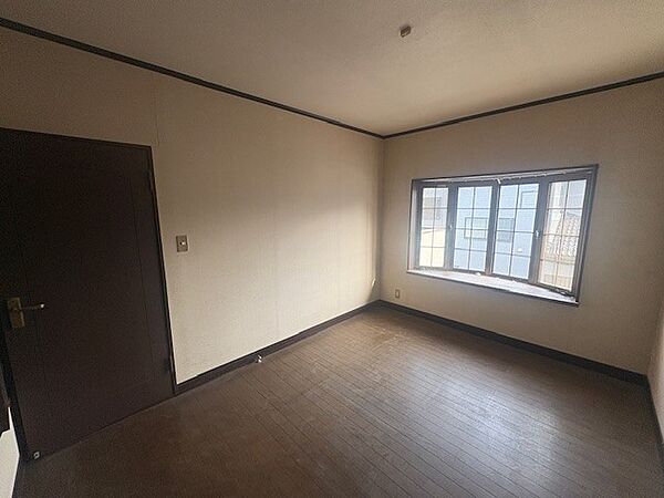 ◆2階洋室（リフォーム中）｜出窓から優しい光が入るお部屋♪