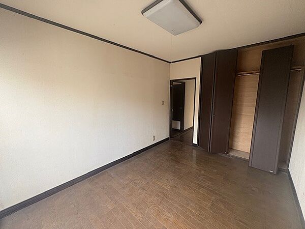 ◆2階洋室（リフォーム中）｜全居室に収納がございます♪