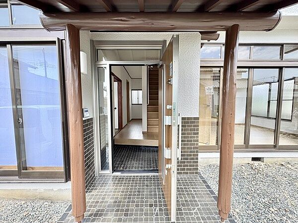 ◆玄関（リフォーム後）｜自然光が入る明るい玄関♪