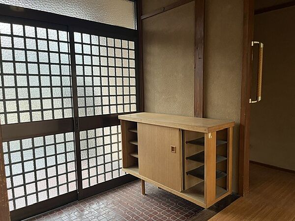 ◆玄関｜下駄箱の上には思い出の品などを飾ることができます♪