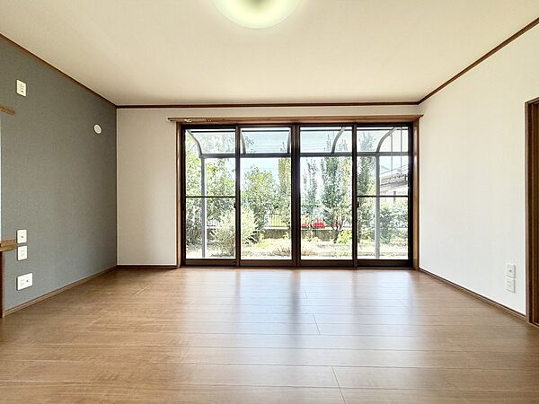 ◆1階洋室（リフォーム後）｜明るい日差しが降り注ぐお部屋に、居心地の良さを感じさせるコーディネート。
