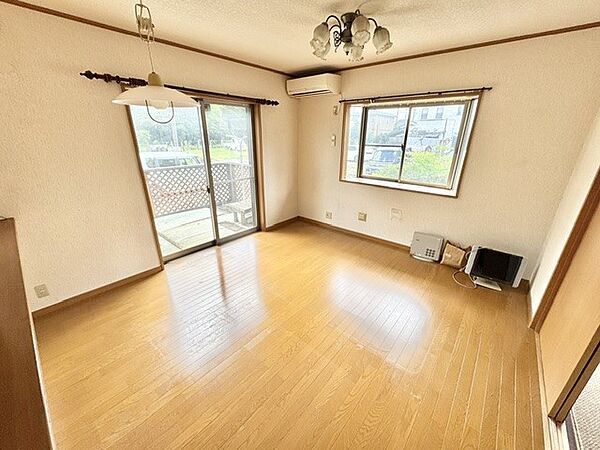 ◆リビング｜ぬくもりを感じる親しみやすいコーディネート。インテリアグリーンを取り入れて緑あふれる明るいリビングにしても良いですね。