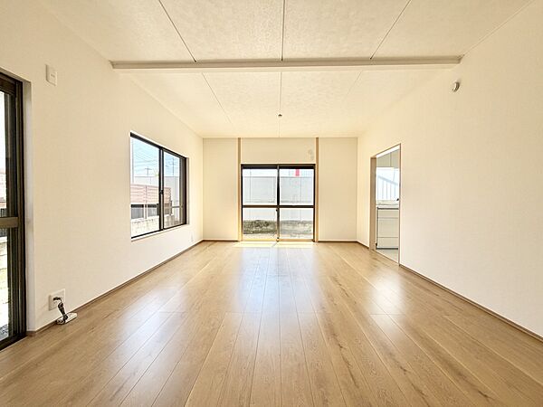 ◆1階洋室（リフォーム後）｜明るい日差しが降り注ぐお部屋に、居心地の良さを感じさせるコーディネート。