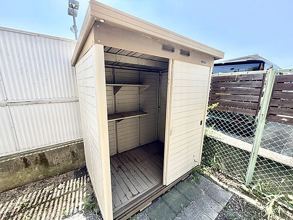 ◆物置｜敷地内に物置が設置されています。アウトドア用品やタイヤなど収納スぺ―スとして利用でき、嬉しいポイントです♪