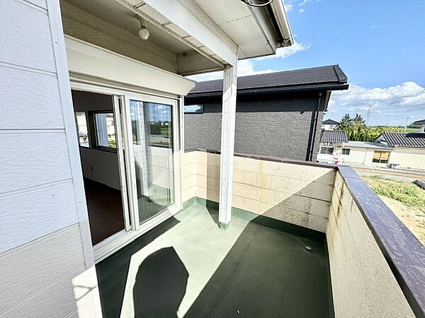 ◆バルコニー（リフォーム後）｜広々としているので、お布団がたくさん干せます♪
