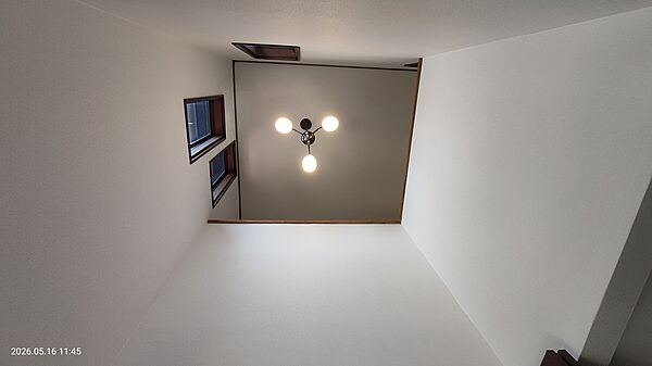 【リフォーム後：玄関】玄関上が吹き抜けになっていて広々とした印象になっています♪※2026年5月撮影