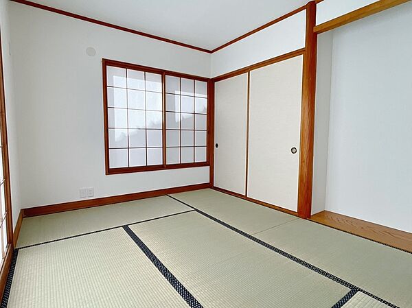 【1F和室】押し入れ付きの和室は、布団や季節物、日用品の収納に便利で、お部屋をすっきり保てます