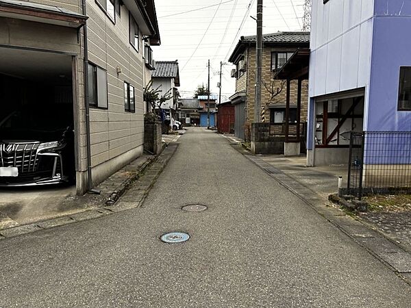 前面道路6m以上あるので、駐車が苦手な方でも安心です◎