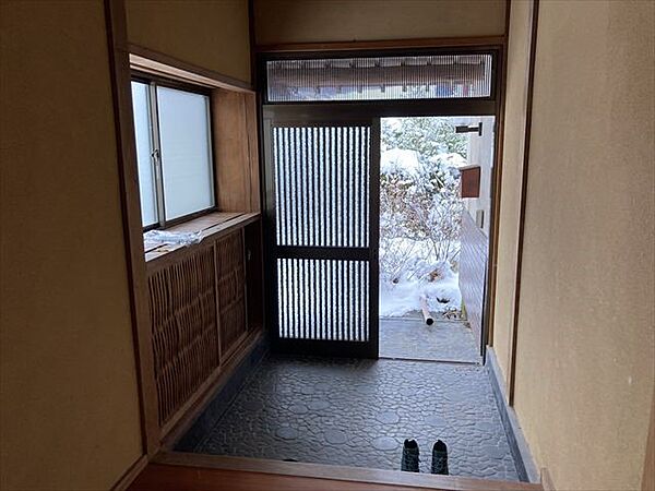 【玄関】広い玄関で靴の履き替えもスムーズにできます