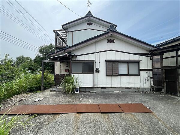 【外観】落ち着いた住宅街の一角に位置し、静かな暮らしを求める方におすすめです
