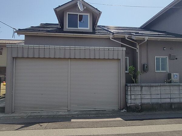 シャッター付きの車庫あります♪　※リフォーム後写真