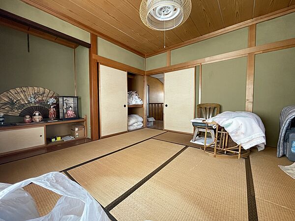 【和室】落ち着いた雰囲気の2階和室。寝室や客間など多目的に活用できます♪