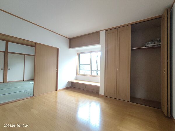 2方向に窓があり、自然光がたっぷり入る明るい室内　※リフォーム後写真