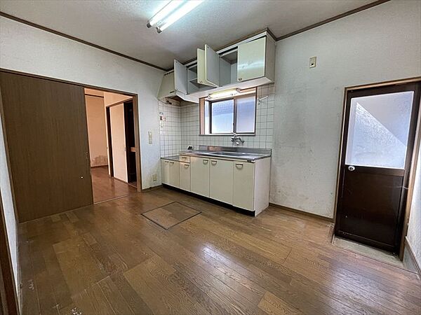 【キッチン】勝手口付きのキッチンで、ごみ出しや買い物後の出入りもスムーズ