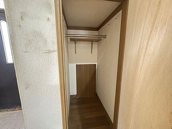 【玄関】玄関横に奥行きのある収納スペースを確保。靴や外出用品などの収納に便利です。