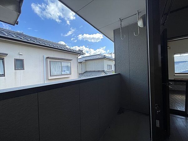 【バルコニー】2階にも物干しスペースがあるので天気の良い日は外で洗濯物を干すことも可能です。