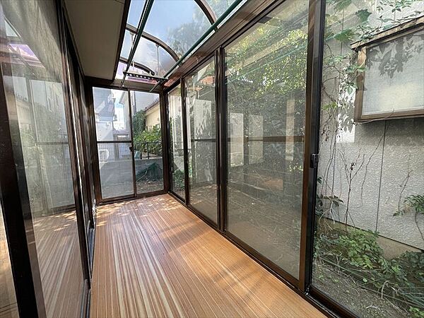【サンルーム】日当たりのよいサンルーム。雨の日でも洗濯物を干せる便利な空間です。