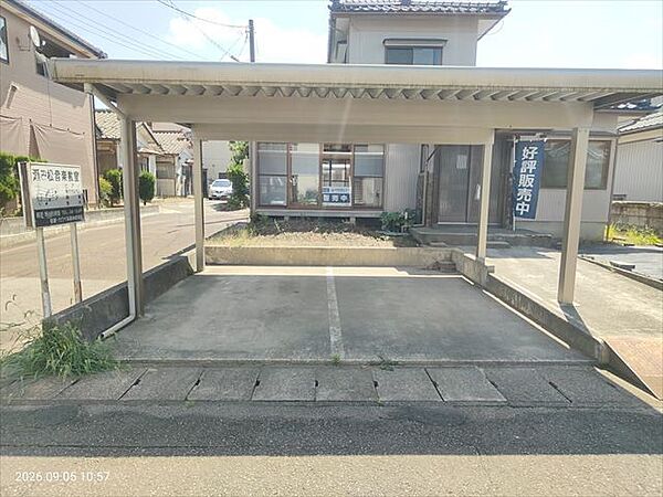 両隣との距離も適度で、窮屈さを感じにくい配置が魅力!※リフォーム後写真