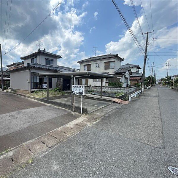 2台駐車可能なカーポート付きなので、雨の日でも濡れることなく快適！※リフォーム後写真