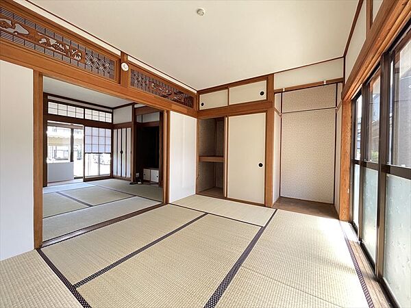 1階西側の和室2部屋（8帖・6帖）は、襖を開けることで14帖の大空間に！親戚の集まりや広々としたリビングとして活用できるほか、襖を閉めればそれぞれの独立した個室としても機能します！※リフォー…