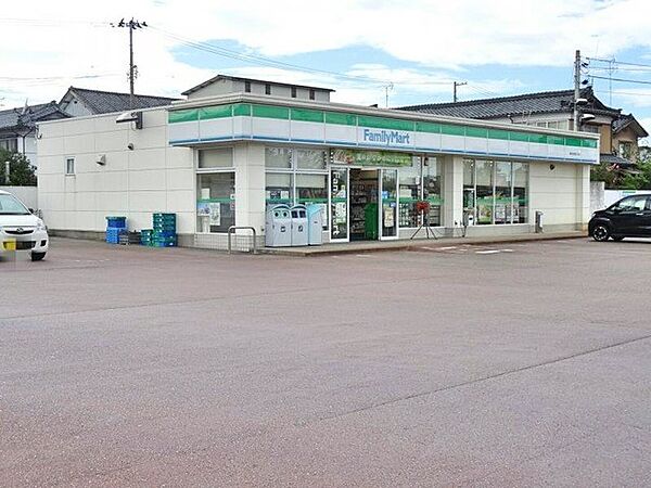 コンビニ 702m ファミリーマート新津本町四丁目店
