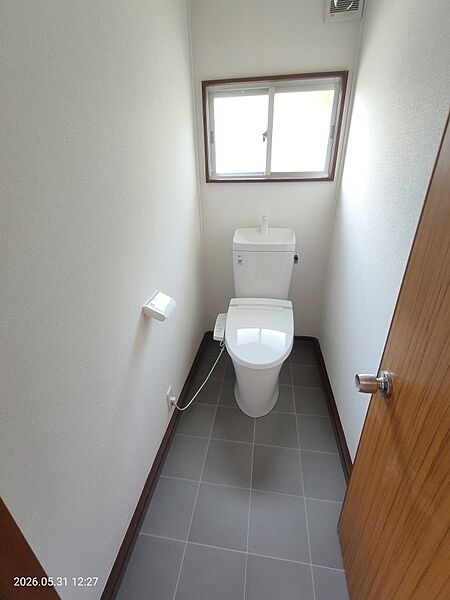 ◆トイレ｜窓付きのトイレで、自然換気が可能です♪※リフォーム後写真