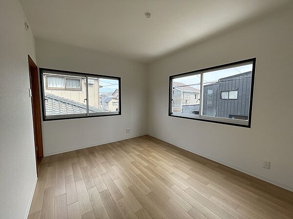◆洋室｜日当たりのよい2面窓のお部屋です♪※リフォーム後写真