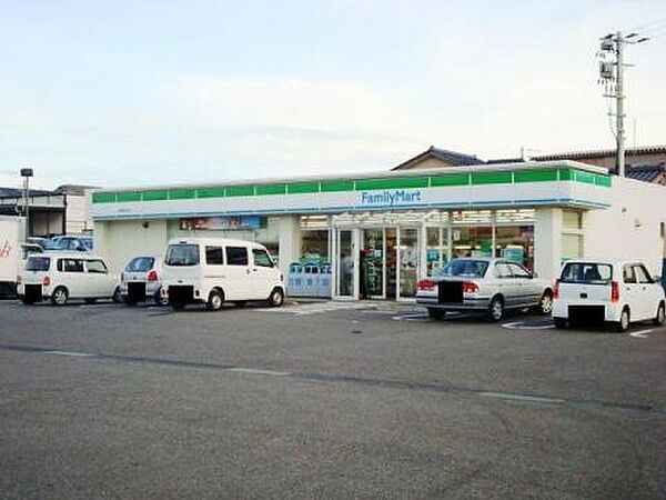 コンビニ 606m ファミリーマート新潟船江町店