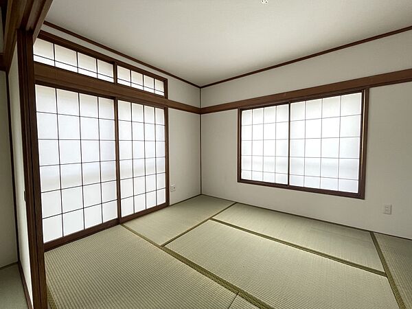 ◆和室｜2方面に窓のあるお部屋です♪※リフォーム後写真