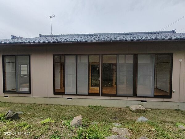 ●外観｜窓が多く、南からの日差しも十分に入ります！　※リフォーム後写真