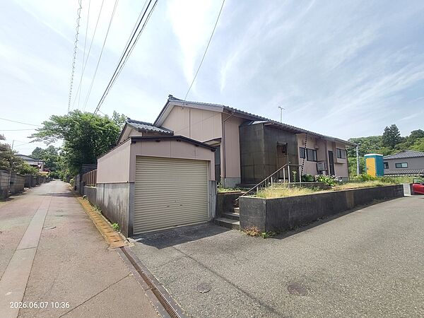 ◆外観｜新設した駐車場と別にガレージもあるので趣味の道具、車を安心して保管できます　※リフォーム後写真