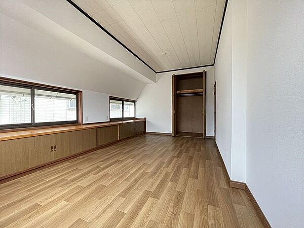 【10.7帖洋室：リフォーム後写真】木のぬくもりを感じるフローリングで掃除もしやすい♪※2026年7月撮影