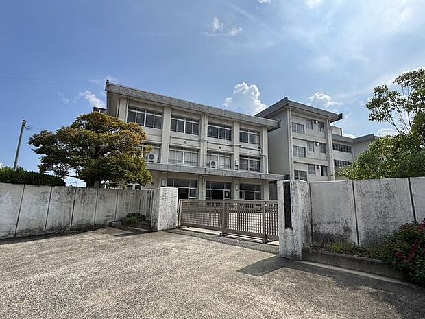 鈴鹿市立鼓ケ浦中学校 587m