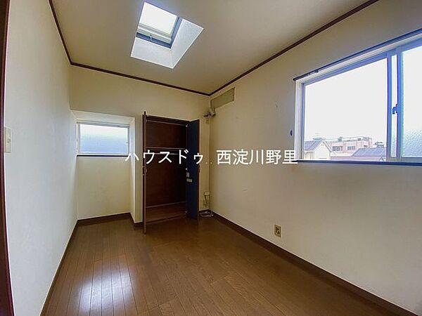 天井窓付き陽当り最高☆日中は電気付けなくても快適に過ごせます♪