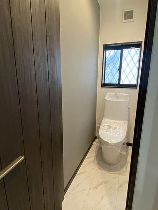 一階玄関前トイレ