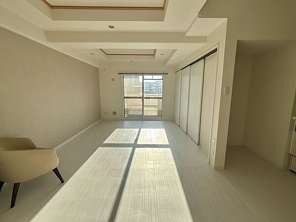 温もりを感じる広々としたリビングです。明るい光が差し込み、家具が配置しやすい縦長の間取りで家族団らんの時間をお楽しみください