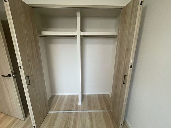内部が使いやすく仕切られた機能的な扉付きクローゼットです