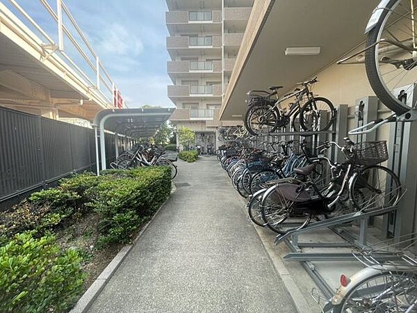 嬉しい屋根付きの共用駐輪スペースです