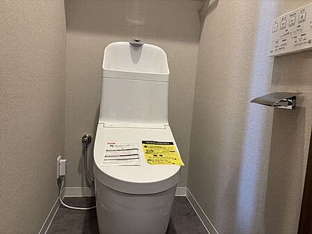 毎日の生活に欠かせない、快適な温水洗浄便座付きのトイレです。明るく清潔感ある心地よい空間です