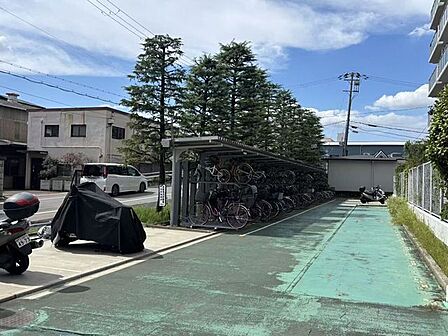 青空が広がる気持ちの良い敷地内通路です